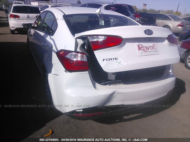 KNAFK4A65G5591385 - 2016 KIA FORTE LX WHITE photo 6