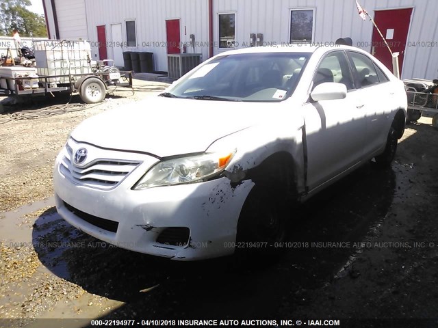 4T1BF3EK3BU718250 - 2011 TOYOTA CAMRY SE/LE/XLE WHITE photo 2