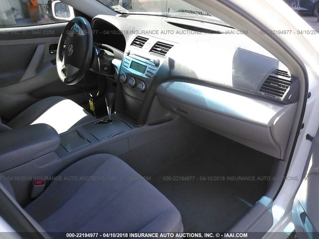 4T1BF3EK3BU718250 - 2011 TOYOTA CAMRY SE/LE/XLE WHITE photo 5