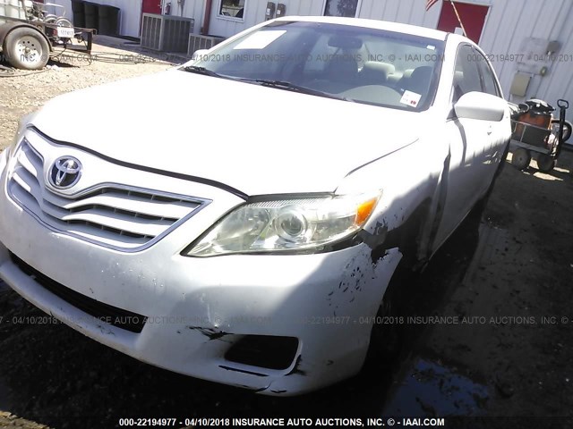 4T1BF3EK3BU718250 - 2011 TOYOTA CAMRY SE/LE/XLE WHITE photo 6