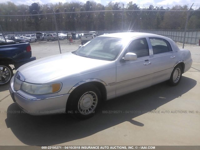 1LNHM81WX2Y639477 - 2002 LINCOLN TOWN CAR EXECUTIVE Серебристый фото 2