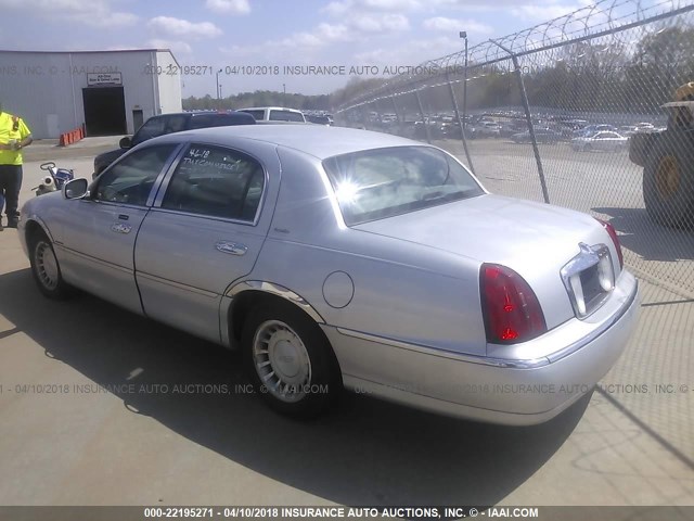 1LNHM81WX2Y639477 - 2002 LINCOLN TOWN CAR EXECUTIVE SILVER photo 3