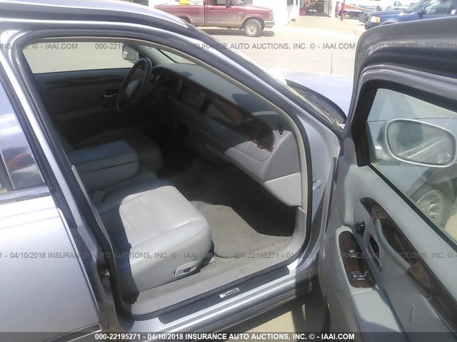 1LNHM81WX2Y639477 - 2002 LINCOLN TOWN CAR EXECUTIVE Серебристый фото 5