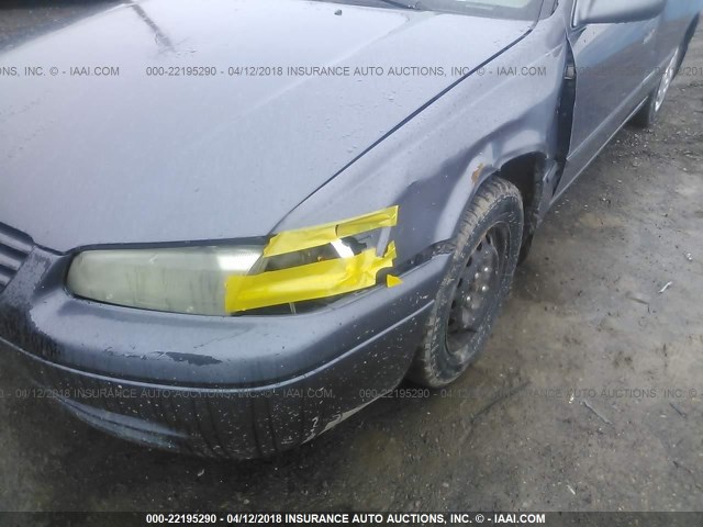 JT2BG22K3W0159109 - 1998 TOYOTA CAMRY CE/LE/XLE 灰色 照片 6