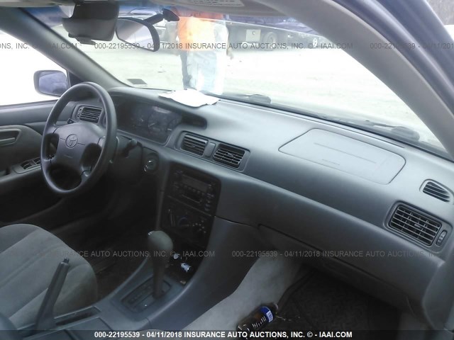 4T1BG22K01U098483 - 2001 TOYOTA CAMRY CE/LE/XLE 灰色 照片 5