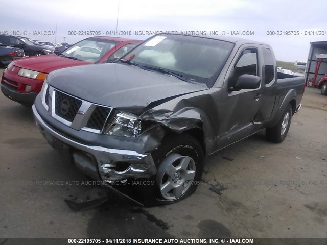 1N6AD06U98C442785 - 2008 NISSAN FRONTIER KING CAB LE/SE/OFF ROAD GRAY photo 2