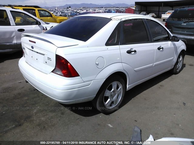 1FAHP38Z04W155689 - 2004 FORD FOCUS ZTS WHITE photo 4