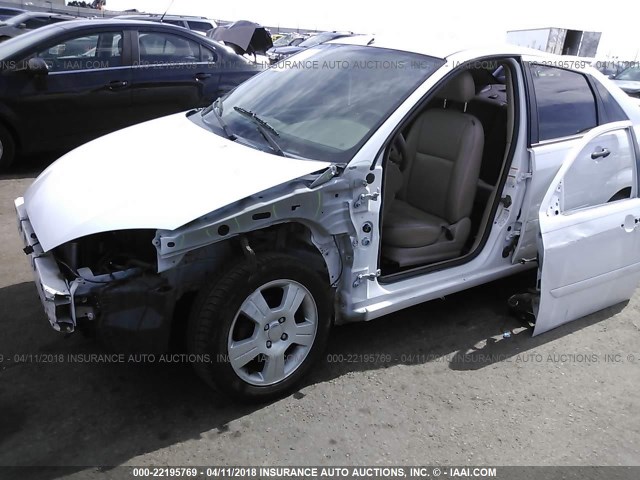 1FAHP38Z04W155689 - 2004 FORD FOCUS ZTS WHITE photo 6