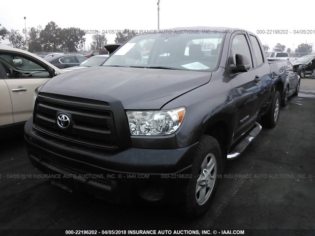5TFUM5F18DX046093 - 2013 TOYOTA TUNDRA DOUBLE CAB SR5 GRAY photo 2