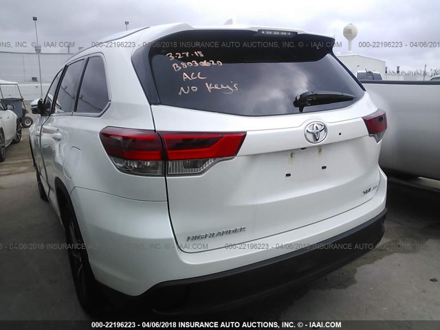 5TDJZRFH6HS522622 - 2017 TOYOTA HIGHLANDER SE/XLE WHITE photo 3