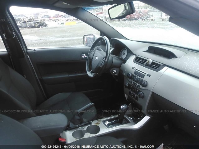 1FAHP35N78W235577 - 2008 FORD FOCUS SE/SEL/SES SILVER photo 5