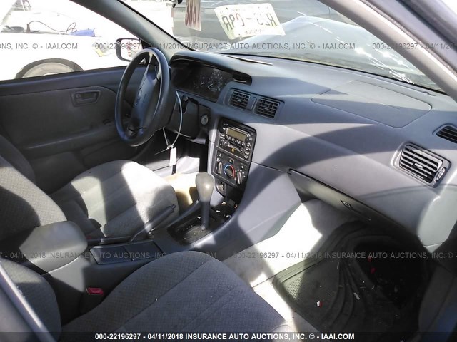 4T1BF22K11U959964 - 2001 TOYOTA CAMRY LE/XLE ლურჯი ფოტო 5