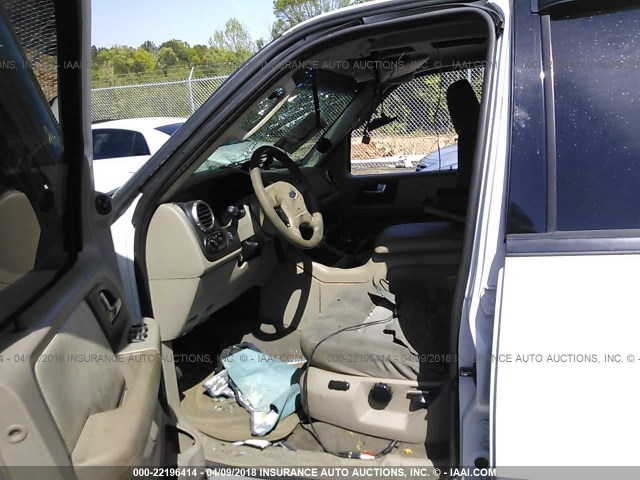 1FMRU15W83LC14733 - 2003 FORD EXPEDITION XLT WHITE photo 5