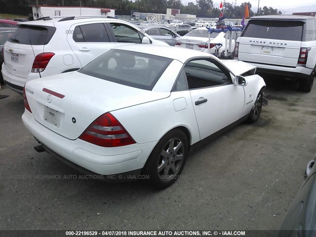 WDBKK47FXWF071246 - 1998 MERCEDES-BENZ SLK 230 KOMPRESSOR WHITE photo 4