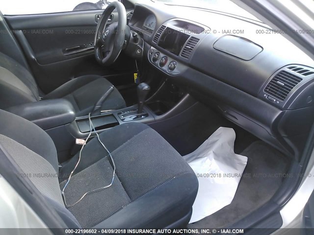 4T1BE32K84U800145 - 2004 TOYOTA CAMRY LE/XLE/SE SILVER photo 5