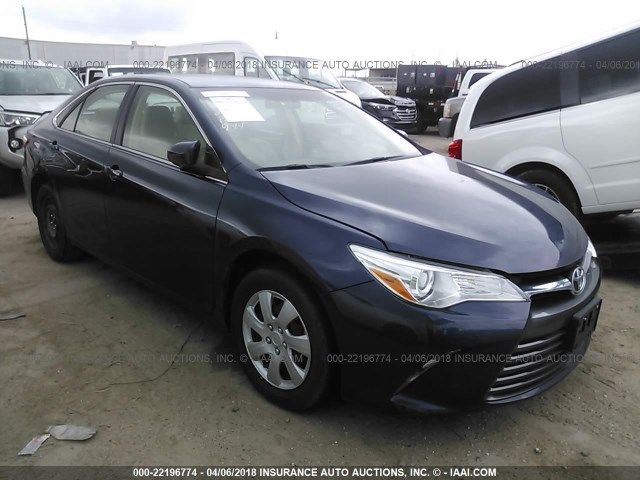 4T1BF1FK1HU718338 - 2017 TOYOTA CAMRY LE/XLE/SE/XSE BLUE photo 1