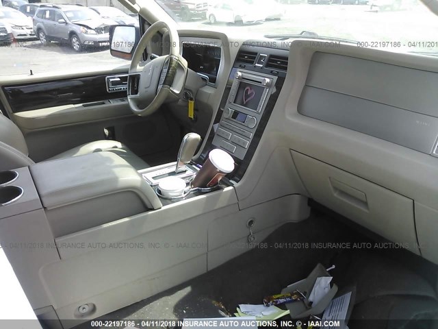 5LMJJ2J59AEJ00568 - 2010 LINCOLN NAVIGATOR 白色 照片 5