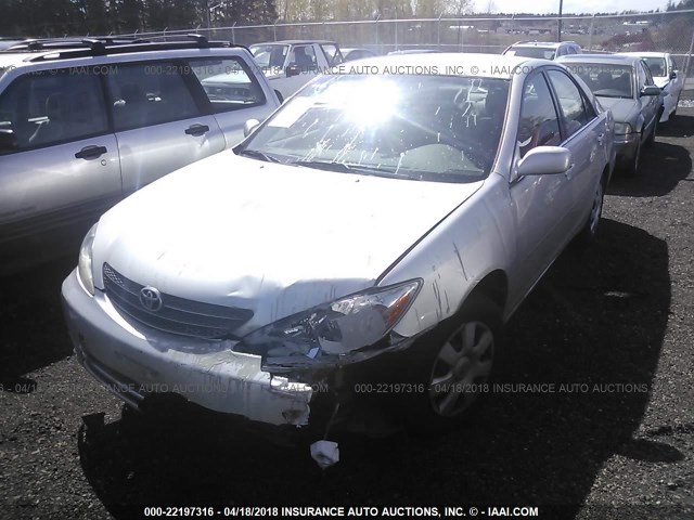 JTDBE32K020032069 - 2002 TOYOTA CAMRY LE/XLE/SE SILVER photo 2