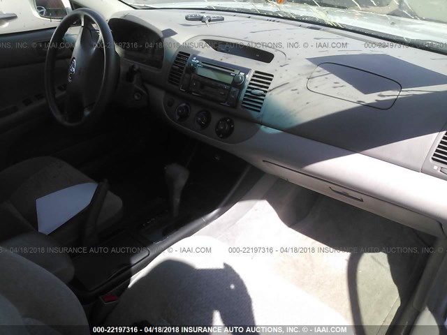 JTDBE32K020032069 - 2002 TOYOTA CAMRY LE/XLE/SE SILVER photo 5