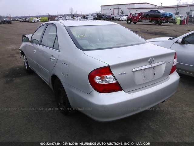 4T1BE32K93U239694 - 2003 TOYOTA CAMRY LE/XLE/SE SILVER photo 4