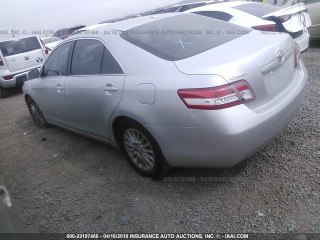 4T4BF3EK6BR106050 - 2011 TOYOTA CAMRY SE/LE/XLE SILVER photo 3