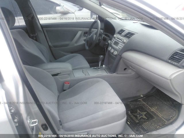 4T4BF3EK6BR106050 - 2011 TOYOTA CAMRY SE/LE/XLE SILVER photo 5