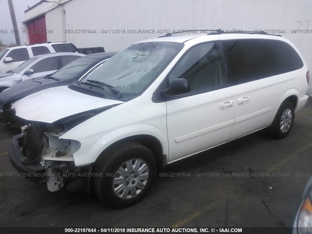 2C4GP44R25R590144 - 2005 CHRYSLER TOWN & COUNTRY LX WHITE photo 2