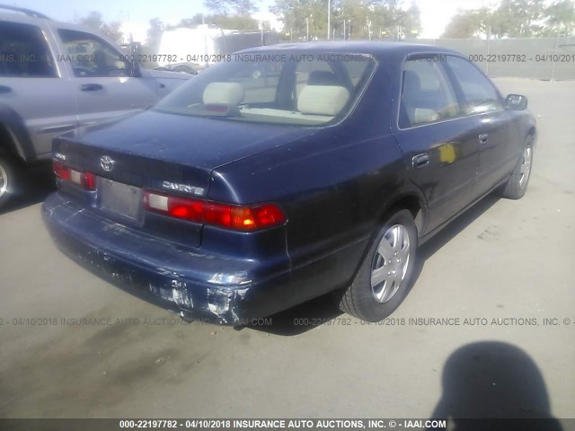 4T1BF22KXWU067624 - 1998 TOYOTA CAMRY CE/LE/XLE BLUE photo 4