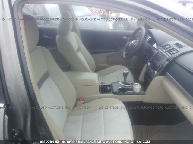 4T4BF1FK6CR217766 - 2012 TOYOTA CAMRY SE/LE/XLE ნაცრისფერი ფოტო 5