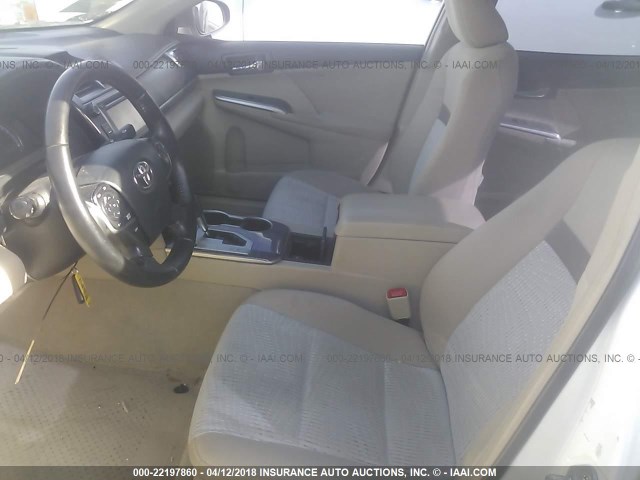 4T1BD1FK3CU041467 - 2012 TOYOTA CAMRY HYBRID/LE/XLE 白色 照片 5