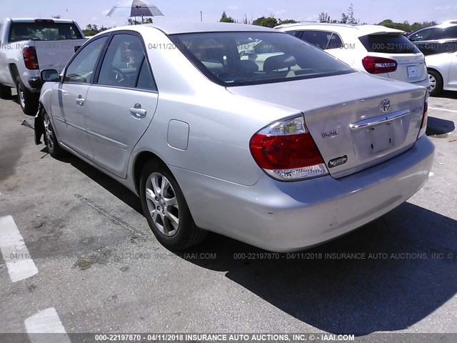 4T1BE30K55U972203 - 2005 TOYOTA CAMRY LE/XLE/SE SILVER photo 3