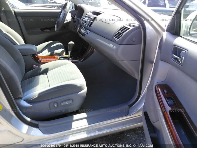 4T1BE30K55U972203 - 2005 TOYOTA CAMRY LE/XLE/SE SILVER photo 5