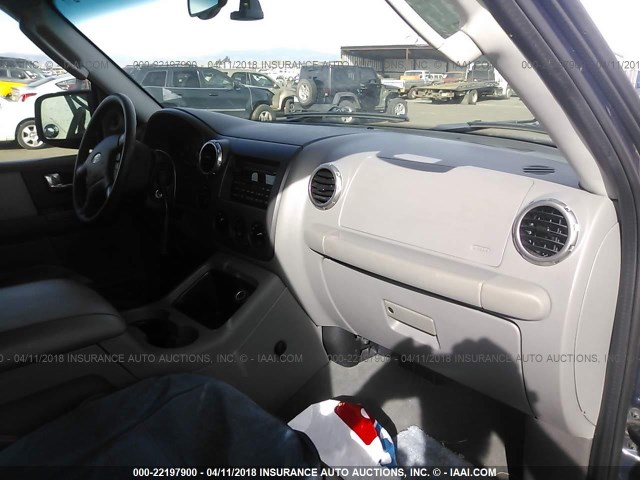 1FMPU16W64LB17005 - 2004 FORD EXPEDITION XLT ლურჯი ფოტო 5
