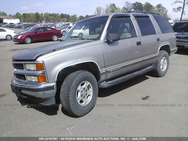 1GNEK13R8XJ563423 - 1999 CHEVROLET TAHOE K1500 SILVER photo 2