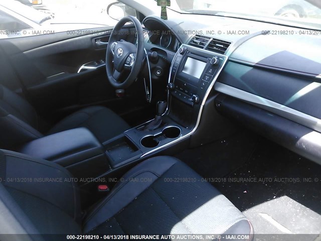 4T1BF1FK3HU367335 - 2017 TOYOTA CAMRY LE/XLE/SE/XSE GRAY photo 5