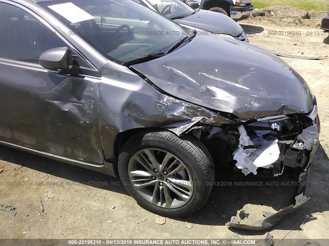 4T1BF1FK3HU367335 - 2017 TOYOTA CAMRY LE/XLE/SE/XSE GRAY photo 6