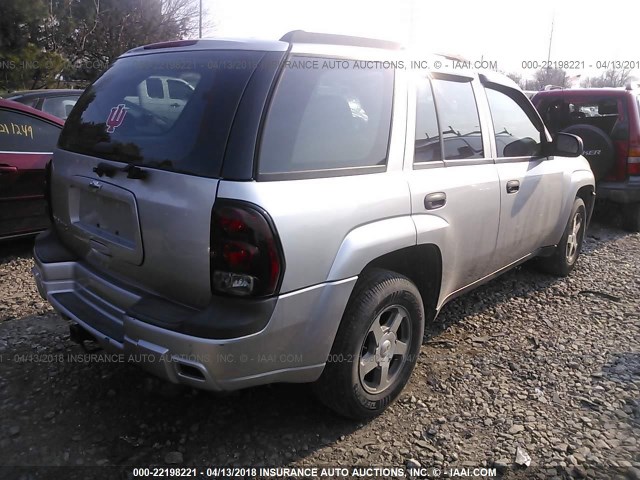 1GNDT13S462298150 - 2006 CHEVROLET TRAILBLAZER LS/LT SILVER photo 4