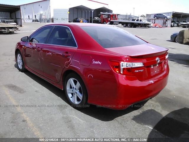 4T1BF1FK0EU736681 - 2014 TOYOTA CAMRY L/SE/LE/XLE RED photo 3