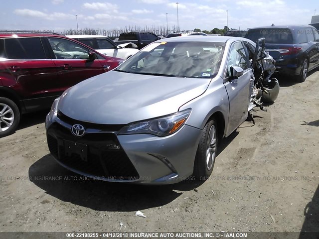 4T1BF1FK1FU496395 - 2015 TOYOTA CAMRY LE/XLE/SE/XSE SILVER photo 2