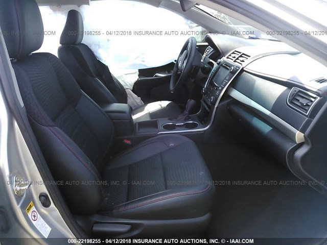 4T1BF1FK1FU496395 - 2015 TOYOTA CAMRY LE/XLE/SE/XSE SILVER photo 5