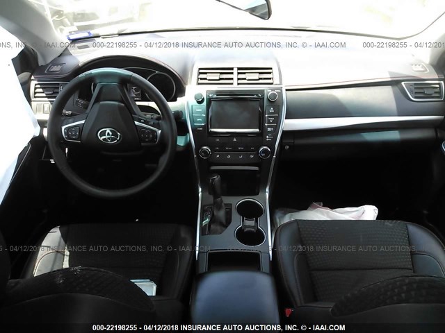 4T1BF1FK1FU496395 - 2015 TOYOTA CAMRY LE/XLE/SE/XSE SILVER photo 8