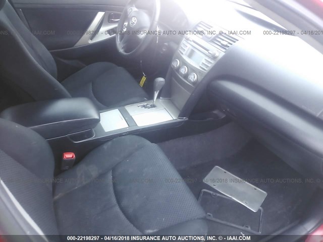 4T1BF3EK1BU151715 - 2011 TOYOTA CAMRY SE/LE/XLE RED photo 5