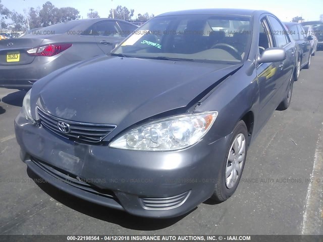 4T1BE32K95U544776 - 2005 TOYOTA CAMRY LE/XLE/SE GRAY photo 2