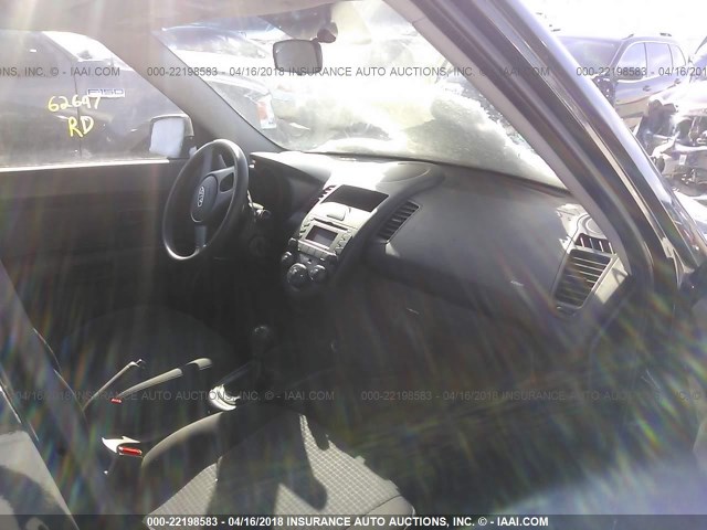 KNDJT2A19A7029813 - 2010 KIA SOUL BLACK photo 5