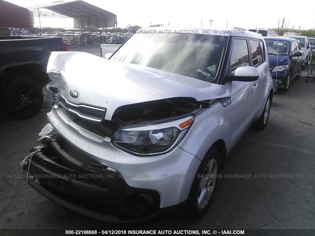 KNDJN2A29H7467602 - 2017 KIA SOUL SILVER photo 2