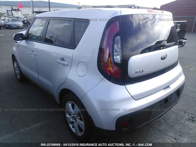 KNDJN2A29H7467602 - 2017 KIA SOUL SILVER photo 3