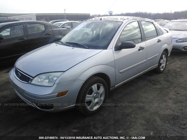 1FAHP34N17W205703 - 2007 FORD FOCUS ZX4/S/SE/SES SILVER photo 2