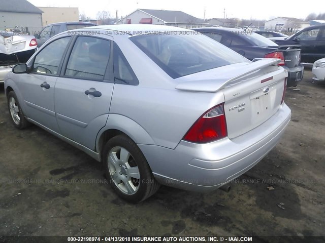 1FAHP34N17W205703 - 2007 FORD FOCUS ZX4/S/SE/SES SILVER photo 3