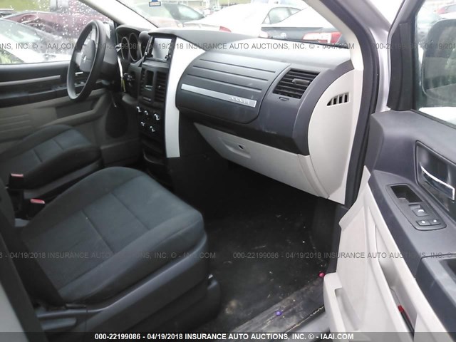 2D4RN4DE5AR307423 - 2010 DODGE GRAND CARAVAN SE SILVER photo 5