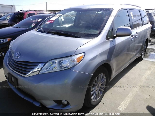 5TDYK3DC1FS560621 - 2015 TOYOTA SIENNA XLE/LIMITED SILVER photo 2